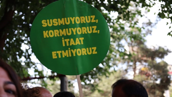susmuyoruz-korkmuyoruz